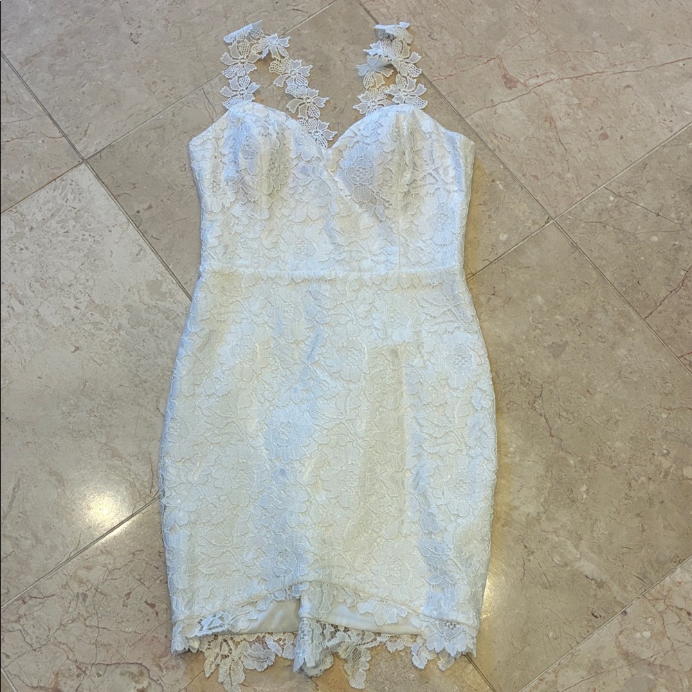 🩷Elegant White Lace Dress in great condition🩷